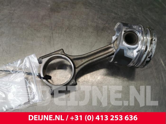 Używane Korbowód Peugeot Partner (EA//EF/EN/EU) 1.5 BlueHDi 75 Cena € 121,00 Z VAT oferowane przez van Deijne Onderdelen Uden B.V.