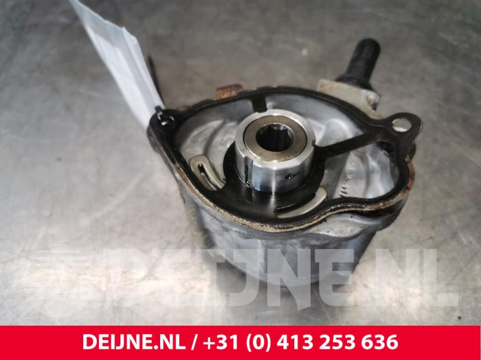 Vacuum pump (diesel) from a Mercedes-Benz Sprinter 3,5t (906.63) 310 CDI 16V 2010