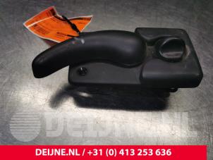 Używane Uchwyt tylnych drzwi samochodu dostawczego Opel Movano Combi 2.8 DTI Cena € 24,20 Z VAT oferowane przez van Deijne Onderdelen Uden B.V.
