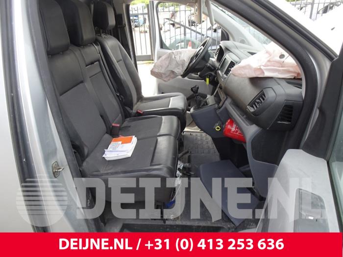 Double front seat, right from a Citroën Jumpy 2.0 Blue HDI 120 2017