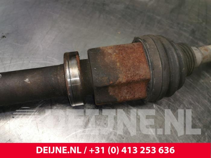 Front drive shaft, right from a Volvo V40 Cross Country (MZ) 2.0 D4 20V 2014