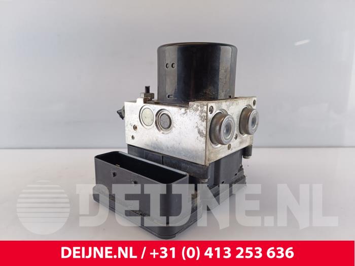 Używane Pompa ABS Volvo V70 (BW) 2.4 D 20V Cena € 100,00 Procedura marży oferowane przez van Deijne Onderdelen Uden B.V.