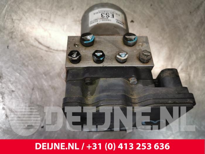 Używane Pompa ABS Hyundai H-300 2.5 CRDi Cena € 121,00 Z VAT oferowane przez van Deijne Onderdelen Uden B.V.