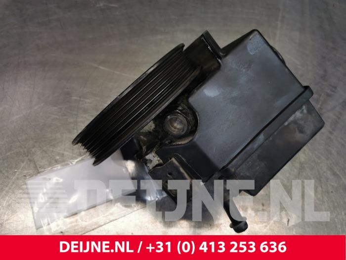 Power steering pump from a Volvo 850 Estate 2.5i T 20V AWD 1996