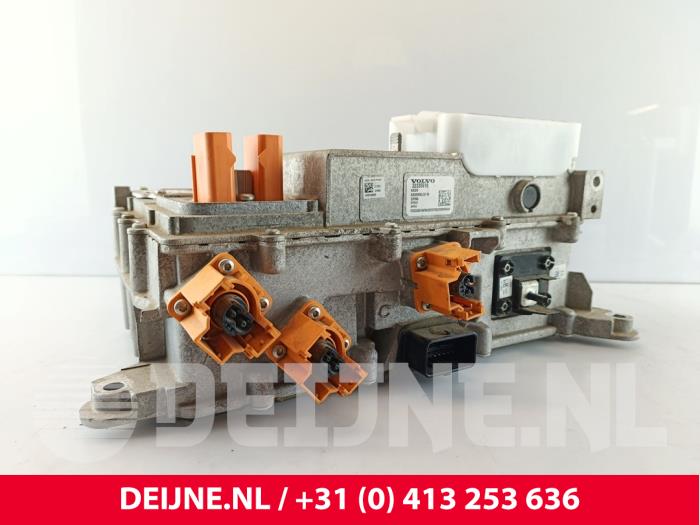 Używane Przetwornica Volvo C40 Recharge (XK) Recharge Twin 78 kWh Cena € 1.210,00 Z VAT oferowane przez van Deijne Onderdelen Uden B.V.
