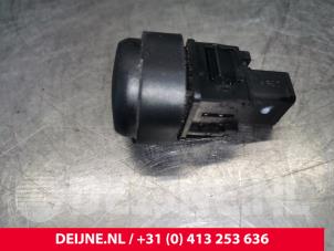 Usados Interruptor de luz de pánico Nissan NV 200 Evalia (M20M) 1.5 dCi 90 Precio € 30,25 IVA incluido ofrecido por van Deijne Onderdelen Uden B.V.