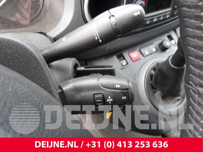 Interruptor combinado columna de dirección de un Citroën Berlingo 1.6 BlueHDI 75 2018
