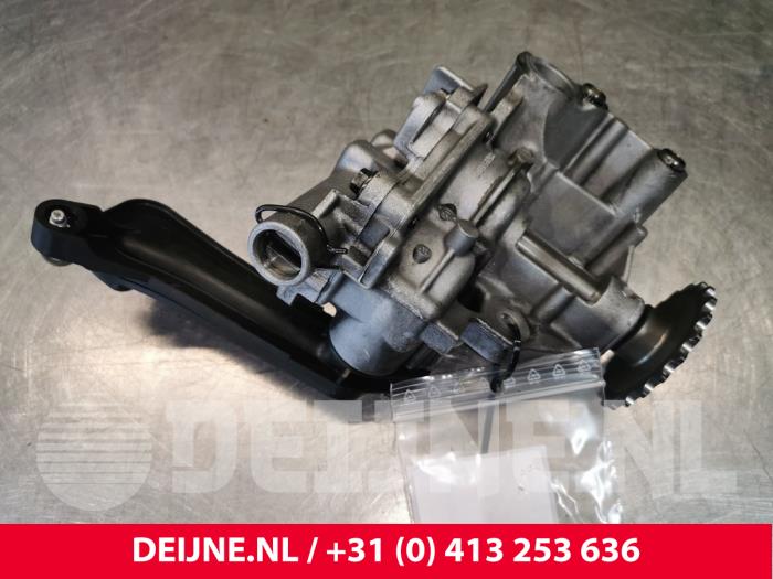 Używane Pompa oleju Renault Master Cena € 72,60 Z VAT oferowane przez van Deijne Onderdelen Uden B.V.