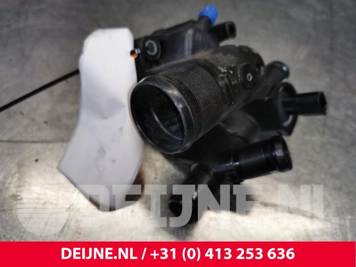 Gebrauchte Thermostatgehäuse Renault Trafic New (FL) 2.0 dCi 16V 115 Preis € 36,30 Mit Mehrwertsteuer angeboten von van Deijne Onderdelen Uden B.V.