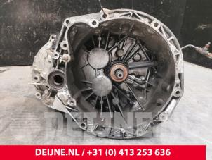 Usagé Boîte de vitesse Opel Vivaro 1.9 DI Prix € 484,00 Prix TTC proposé par van Deijne Onderdelen Uden B.V.