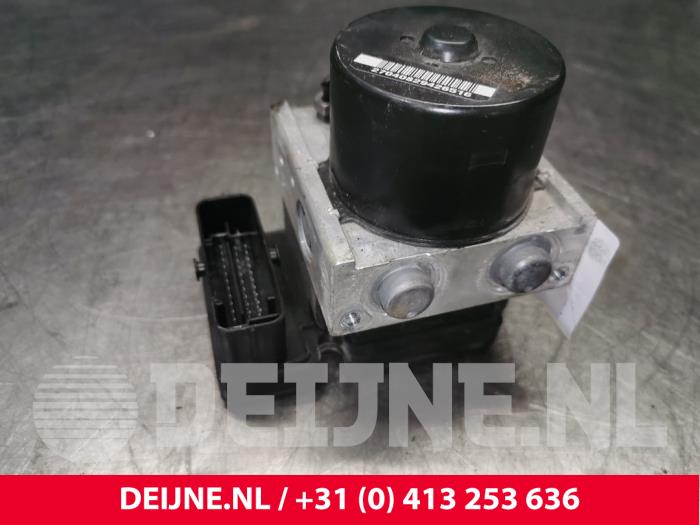 Usagé Bloc ABS Opel Combo Mk.III (D) 1.6 CDTI 16V ecoFlex Prix € 60,50 Prix TTC proposé par van Deijne Onderdelen Uden B.V.