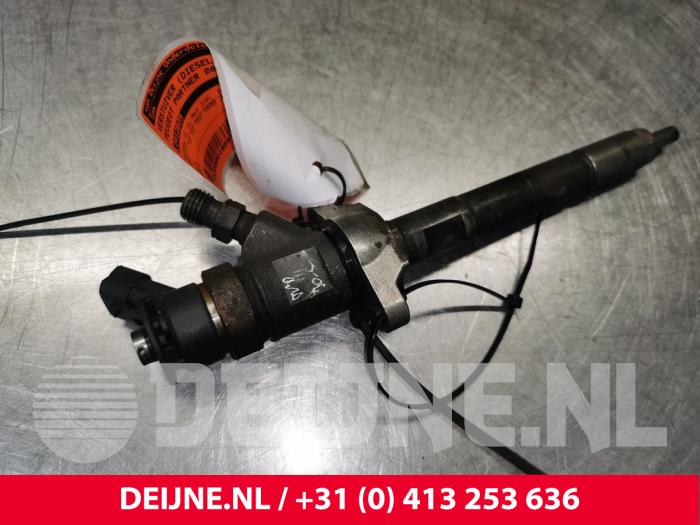 Injector (diesel) from a Peugeot Partner Tepee (7A/B/C/D/E/F/G/J/P/S) 1.6 HDI 75 2010