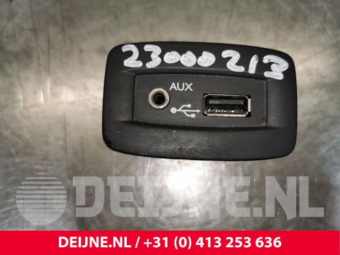 AUX / USB-Anschluss van een Renault Trafic New (FL) 2.0 dCi 16V 115 2013