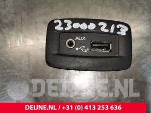 Używane Zlacze AUX/USB Renault Trafic New (FL) 2.0 dCi 16V 115 Cena € 24,20 Z VAT oferowane przez van Deijne Onderdelen Uden B.V.