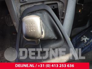 Używane Dzwignia zmiany biegów Peugeot Expert (VA/VB/VE/VF/VY) 1.6 Blue HDi 115 Cena na żądanie oferowane przez van Deijne Onderdelen Uden B.V.