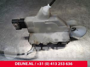 Używane Mechanizm blokady drzwi lewych wersja 2-drzwiowa Peugeot Expert (VA/VB/VE/VF/VY) 1.6 Blue HDi 115 Cena € 48,40 Z VAT oferowane przez van Deijne Onderdelen Uden B.V.