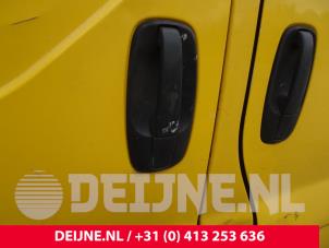 Gebrauchte Schiebetürgriff rechts Opel Vivaro 2.0 CDTI Preis auf Anfrage angeboten von van Deijne Onderdelen Uden B.V.