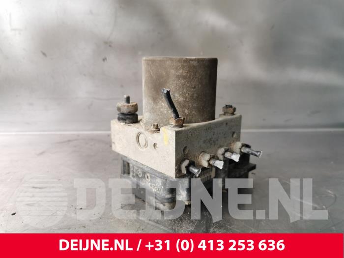 Używane Pompa ABS Renault Trafic New (FL) 2.0 dCi 16V 115 Cena € 151,25 Z VAT oferowane przez van Deijne Onderdelen Uden B.V.