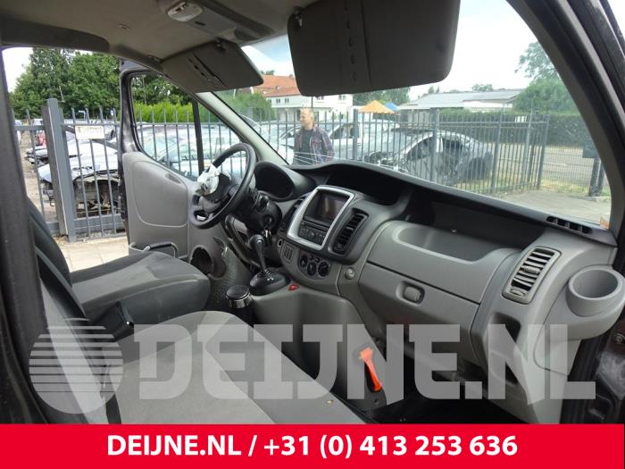 Interior lighting, front from a Renault Trafic New (FL) 2.0 dCi 16V 115 2013