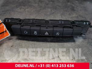Usados Interruptor de luz de pánico Mercedes Vito Tourer (447.7) 2.2 114 CDI 16V Precio € 42,35 IVA incluido ofrecido por van Deijne Onderdelen Uden B.V.