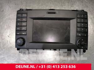 Gebrauchte Radio Mercedes Vito Tourer (447.7) 2.2 114 CDI 16V Preis € 211,75 Mit Mehrwertsteuer angeboten von van Deijne Onderdelen Uden B.V.