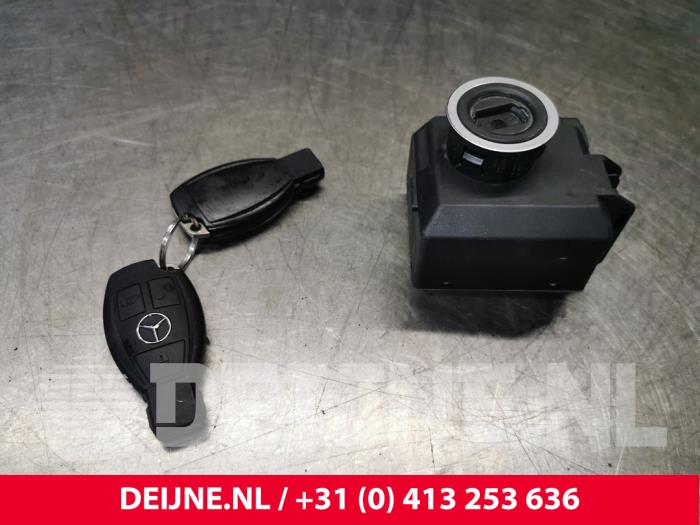 Zündschloss+Schlüssel van een Mercedes-Benz Vito Tourer (447.7) 2.2 114 CDI 16V 2016