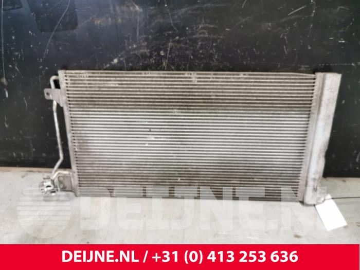 Klima Kondensor van een Volkswagen Transporter T5 2.5 TDi 2007
