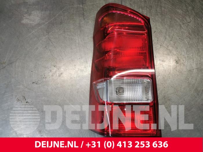 Feu arrière gauche d'un Mercedes-Benz Vito (447.6) 1.6 111 CDI 16V 2014