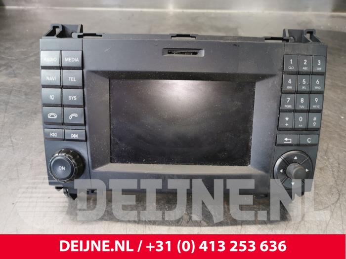 Display unité de contrôle multi media d'un Mercedes-Benz Vito (447.6) 1.6 111 CDI 16V 2014