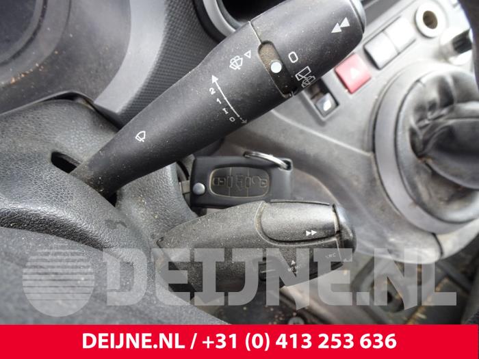 Interruptor combinado columna de dirección de un Citroën Berlingo 1.6 HDI 16V 90 2009