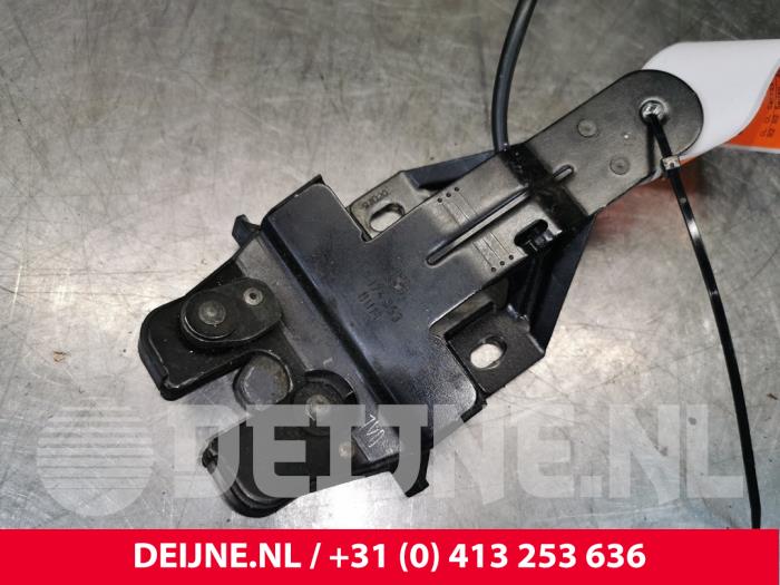 Bonnet lock mechanism from a BMW 7 serie (E38) 735i/iL V8 32V 1998