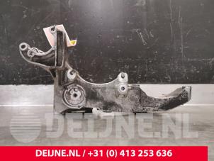 Usados Soporte de bomba de aire acondicionado Opel Vivaro 1.9 DTI 16V Precio € 36,30 IVA incluido ofrecido por van Deijne Onderdelen Uden B.V.