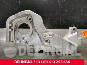 Used Alternator lower bracket Volvo V60 I (FW/GW) 2.0 D2 16V Price € 50,00 Margin scheme offered by van Deijne Onderdelen Uden B.V.