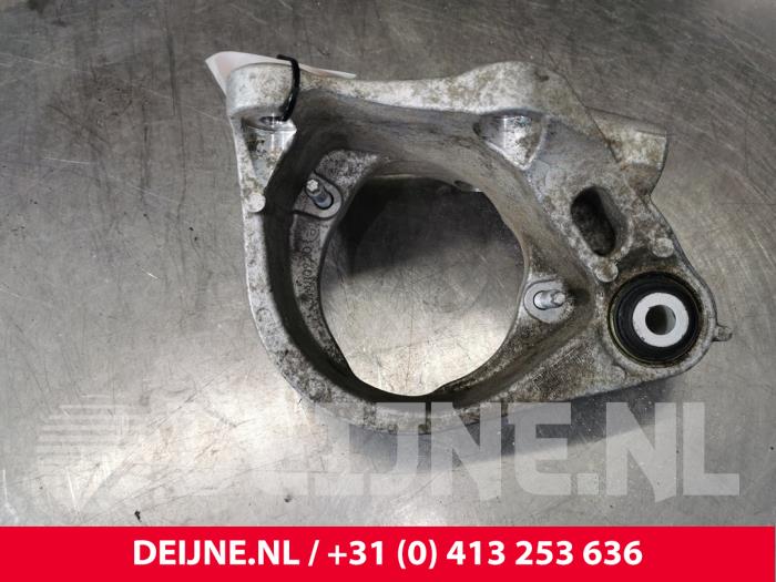Usagé Support moteur Volvo V60 I (FW/GW) 2.0 D2 16V Prix € 50,00 Règlement à la marge proposé par van Deijne Onderdelen Uden B.V.