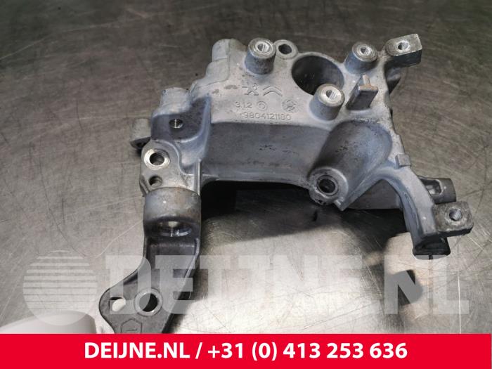 Gebrauchte Dynamostütze oben Peugeot Expert (V1/VA/VB/VE/VF/VT/VY) 1.6 Blue HDi 95 16V Preis € 54,45 Mit Mehrwertsteuer angeboten von van Deijne Onderdelen Uden B.V.