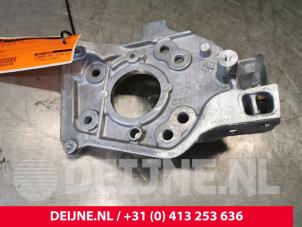 Used Diesel pump bracket Volvo V40 (MV) 1.6 D2 Price € 25,00 Margin scheme offered by van Deijne Onderdelen Uden B.V.