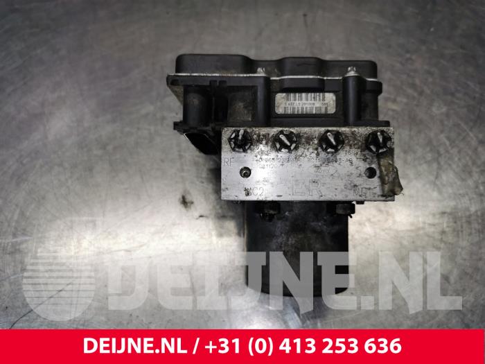 Begagnade ABS-pump Ford Transit 3.2 TDCI 20V Pris € 24,20 Inklusive moms erbjuds av van Deijne Onderdelen Uden B.V.