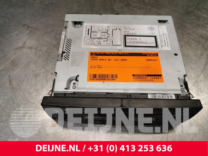 Używane Radio Iveco New Daily IV 35C12V, 35C12V/P, 35S12V, 35S12V/P Cena € 60,50 Z VAT oferowane przez van Deijne Onderdelen Uden B.V.