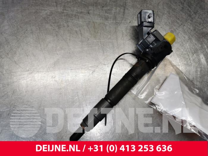 Injector (diesel) from a Volvo V60 II (ZW) 2.0 D4 16V 2020