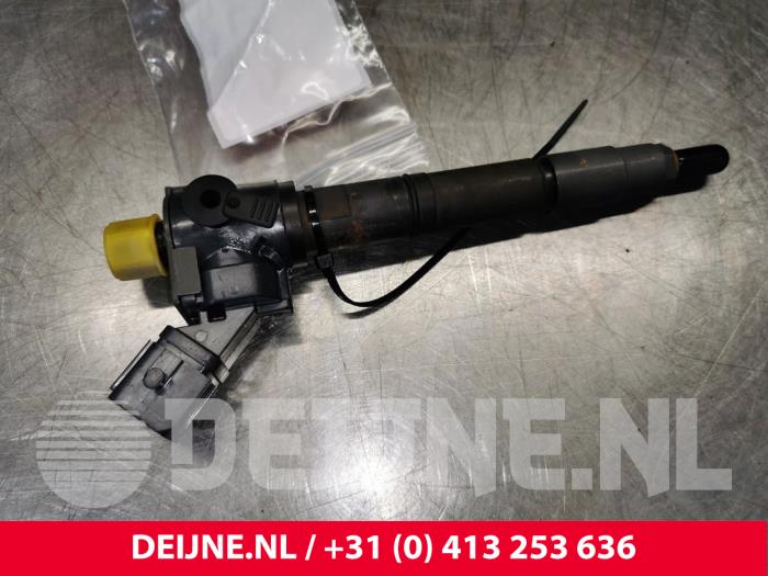 Injector (diesel) from a Volvo V60 II (ZW) 2.0 D4 16V 2020
