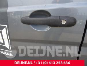 Usados Manija de puerta de 2 puertas izquierda Mercedes Vito (639.6) 2.2 116 CDI 16V Euro 5 Precio de solicitud ofrecido por van Deijne Onderdelen Uden B.V.