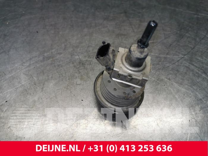 Usados Inyector Adblue Opel Vivaro 1.6 CDTi BiTurbo Precio € 90,75 IVA incluido ofrecido por van Deijne Onderdelen Uden B.V.