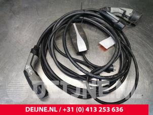 Usagé Câble de recharge électrique Tesla Model 3 EV AWD Prix € 181,50 Prix TTC proposé par van Deijne Onderdelen Uden B.V.