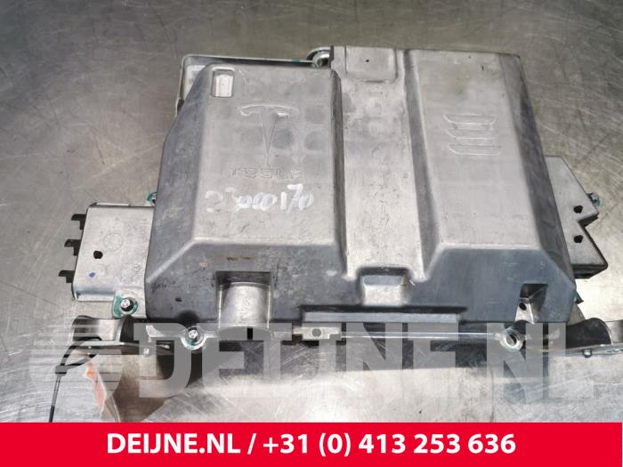 Usagé Module (divers) Tesla Model 3 Long Range AWD 75 kWh Prix € 199,65 Prix TTC proposé par van Deijne Onderdelen Uden B.V.