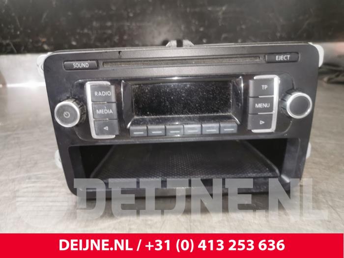 Radio de un Volkswagen Caddy III (2KA,2KH,2CA,2CH) 1.6 TDI 16V 2014