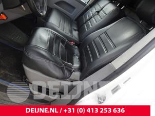 Gebrauchte Sitz links Volkswagen Transporter T5 1.9 TDi Preis auf Anfrage angeboten von van Deijne Onderdelen Uden B.V.