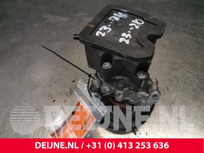 Usagé Pompe de direction Mercedes Sprinter 5t (906.15/906.25) 515 CDI 16V Prix € 96,80 Prix TTC proposé par van Deijne Onderdelen Uden B.V.