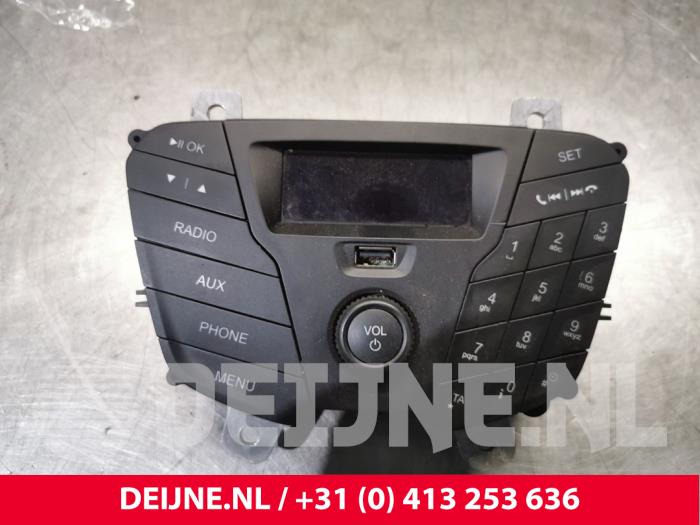 Używane Radio Ford Transit 2.0 TDCi 16V Eco Blue 130 Cena € 121,00 Z VAT oferowane przez van Deijne Onderdelen Uden B.V.