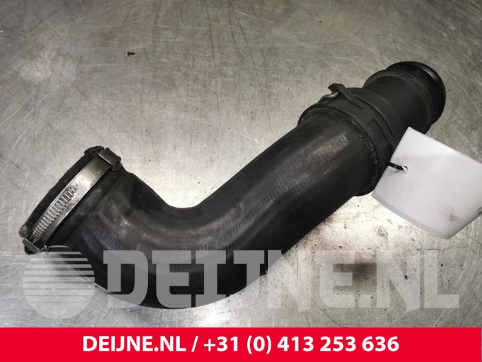Gebrauchte Intercooler Schlauch Volkswagen Transporter/Caravelle T5 2.5 TDi Preis € 24,20 Mit Mehrwertsteuer angeboten von van Deijne Onderdelen Uden B.V.