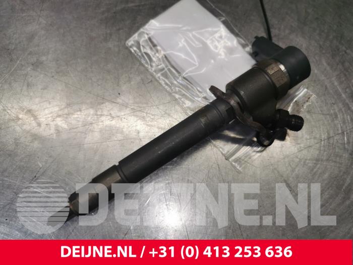 Injector (diesel) from a Volvo XC90 I 2.4 D5 20V 2006